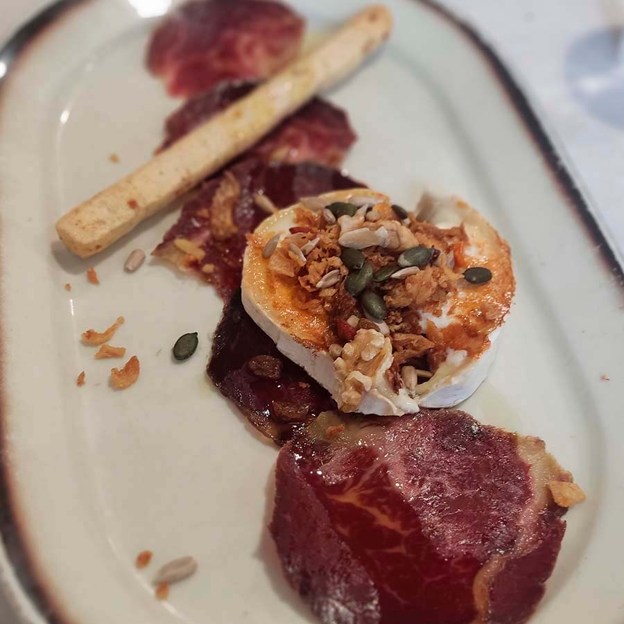 Cecina con queso de cabra del menu degustación en Ponferrada
