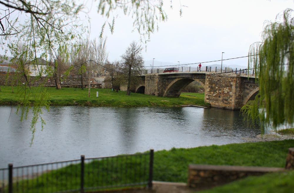 Puente sobre el río Cúa en Cacabelos