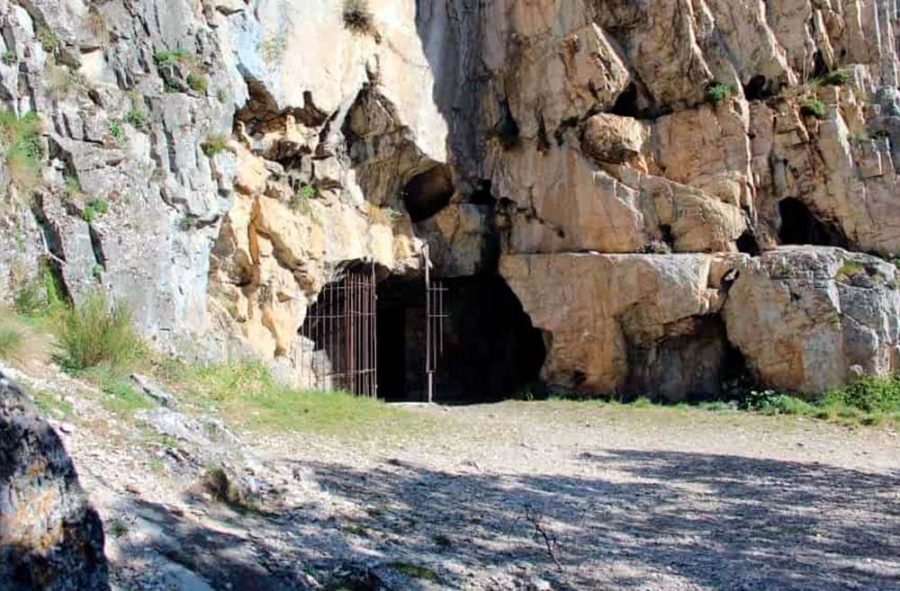 cueva de san Genadio en Peñalba de Santiago