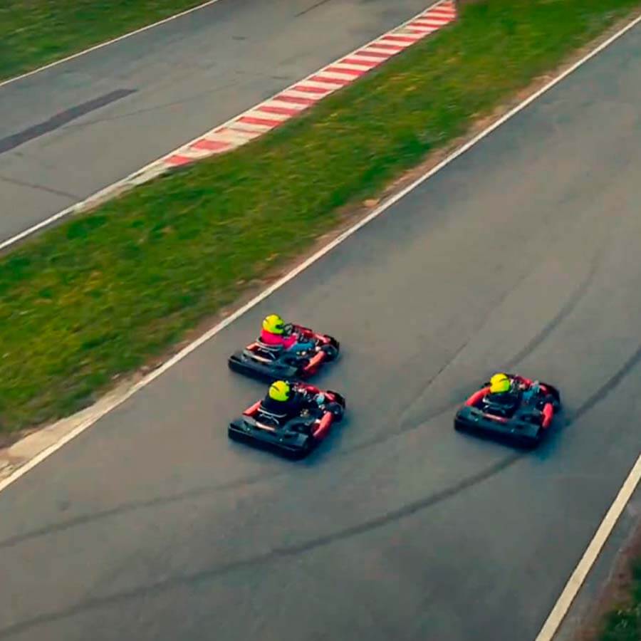 experiencia de conducción karting Cabañas Raras para niños