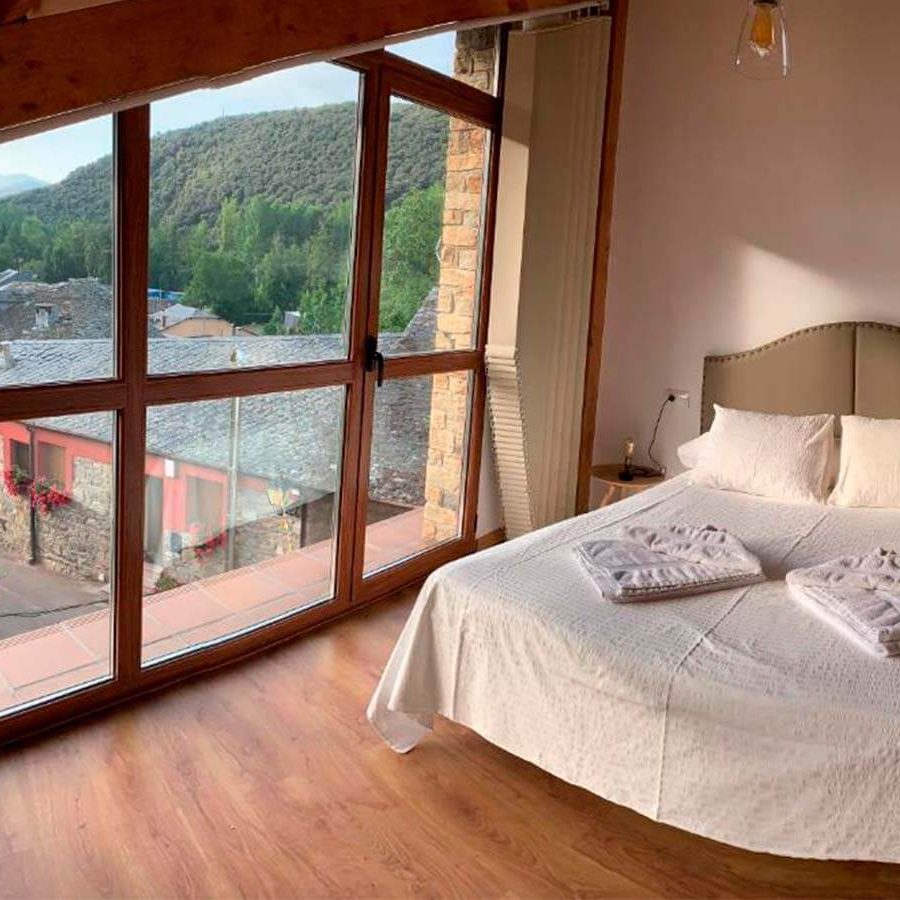 habitación con ventanal casa rural lucas y alex