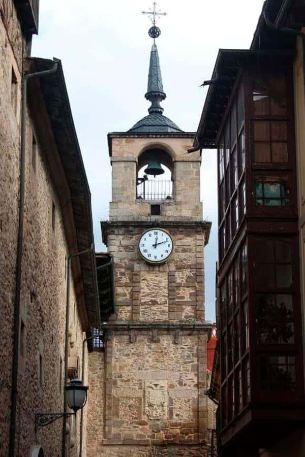 torre del reloj en el casco histórico de Ponferrada