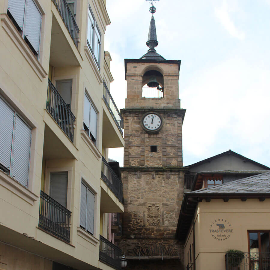 torre del reloj en la visita guiada a Ponferrada