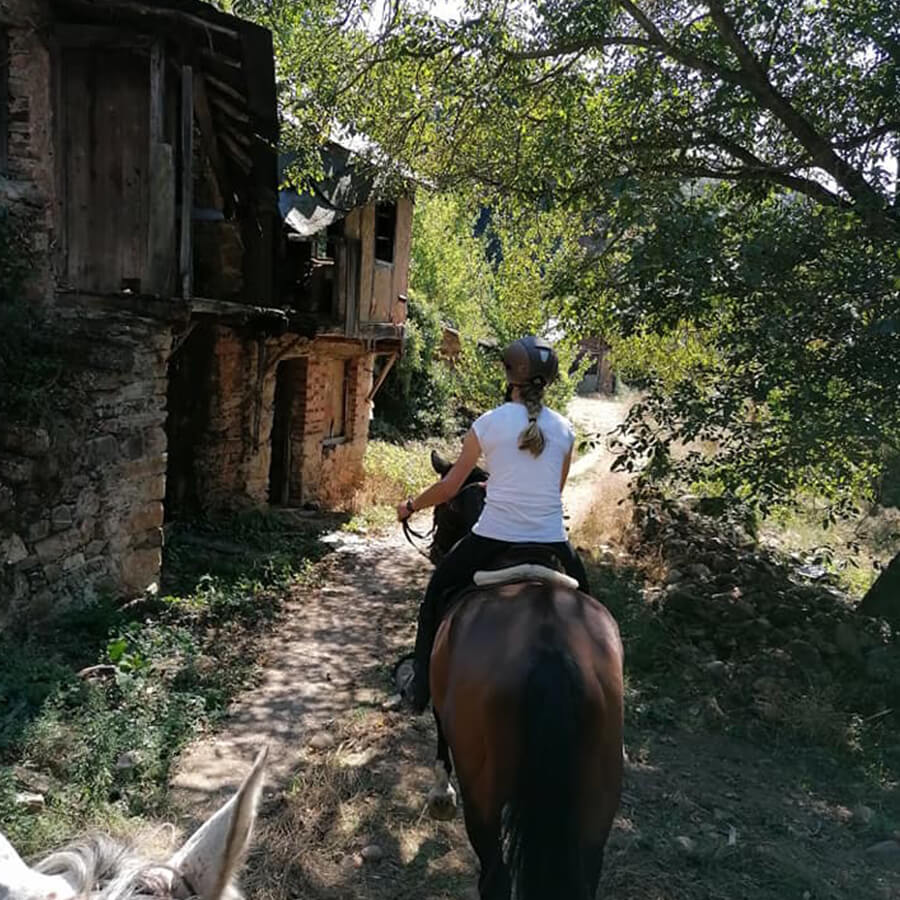 pueblo abandonado en la ruta a caballo por Las Médulas