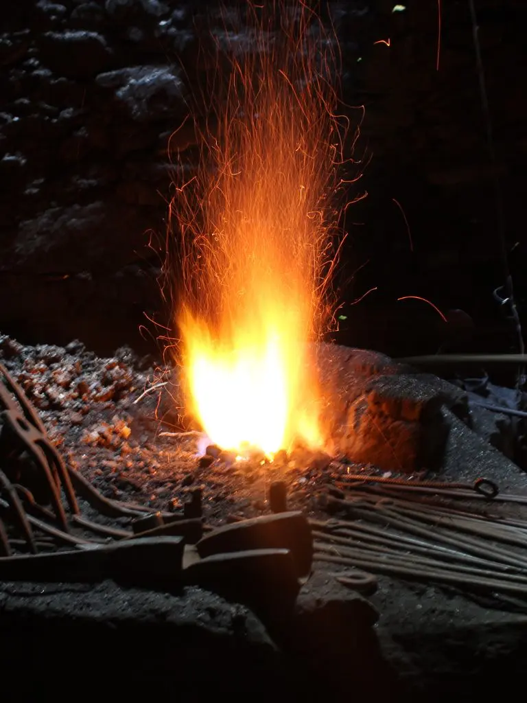 haciendo fuego en la herrería de Compludo