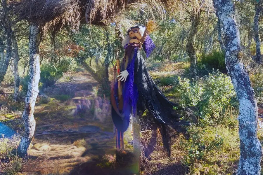 Bruja en la senda de Mágica El Fontanal