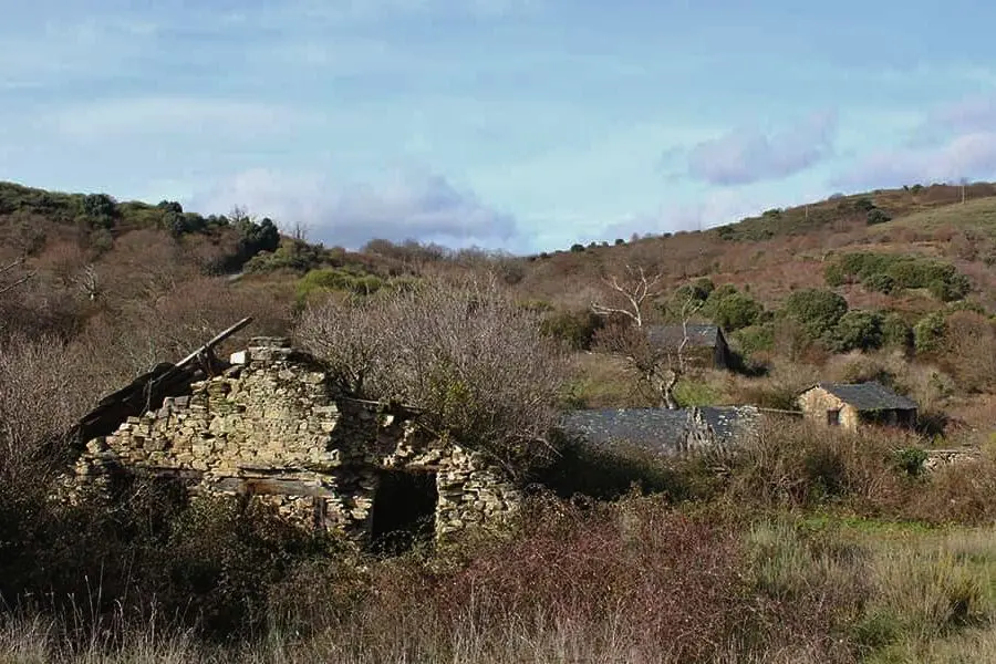 Cabañas de pastoreo en la ruta al columpio de Corullón
