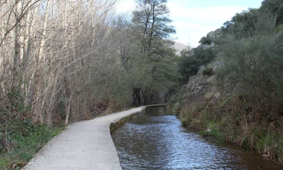 Camino por el canal de la ruta de los molinos
