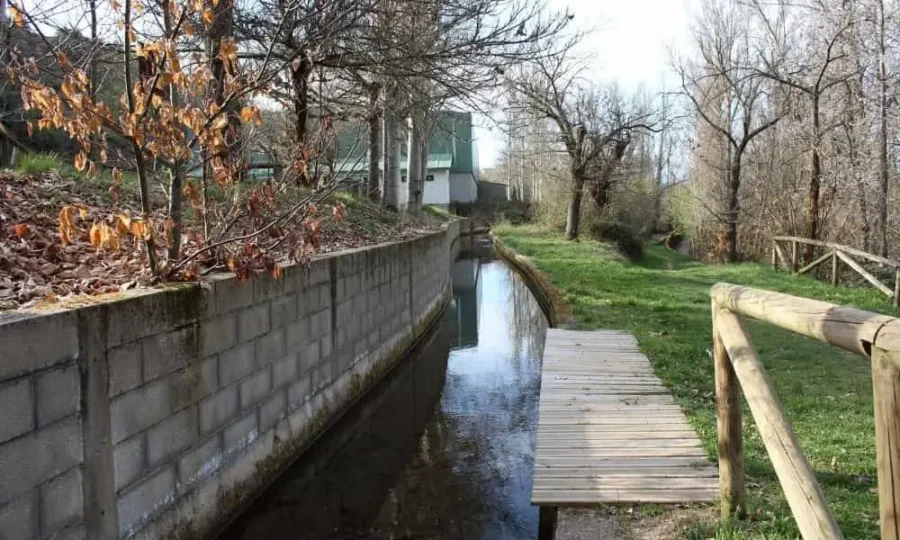 Canal en el paseo de los molios de Folgoso de la Ribera
