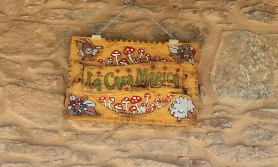 Cartel de la casa mágina en la senda del mouro
