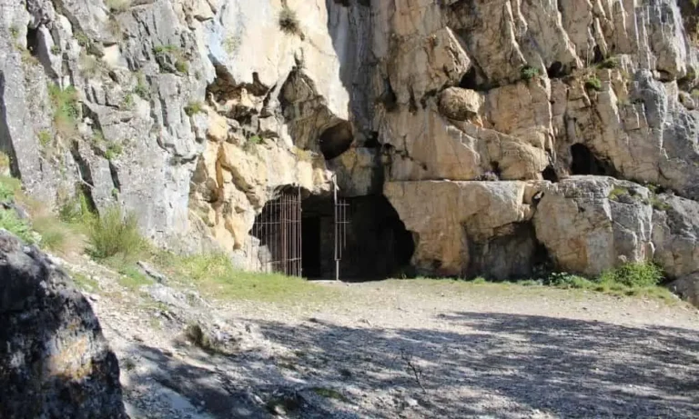 Entrada de la Cueva de San Genadio