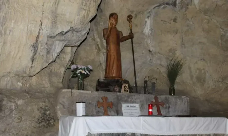 Imagen de San Genadio en la cueva