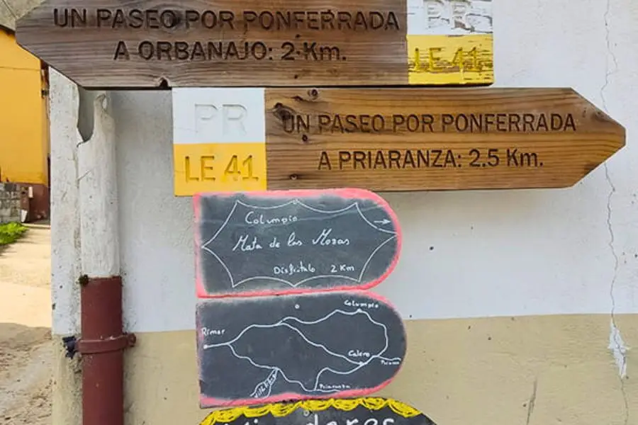 Indicaciones en la ruta al columpio de Rimor