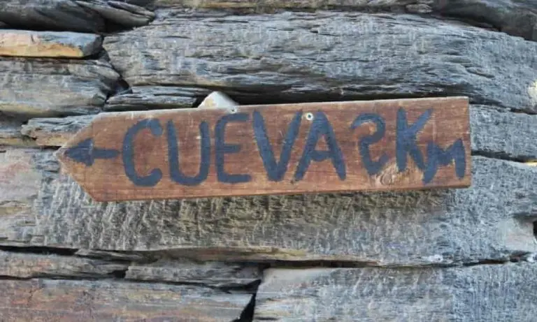Indicación cueva de San Genadio de 2 km