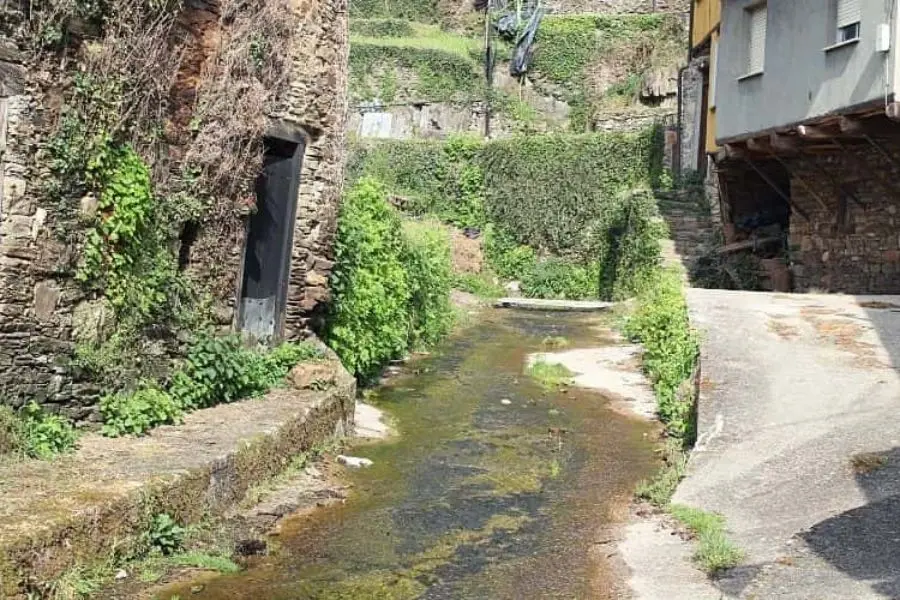 atravesando el pueblo de San Clemente de Valdueza