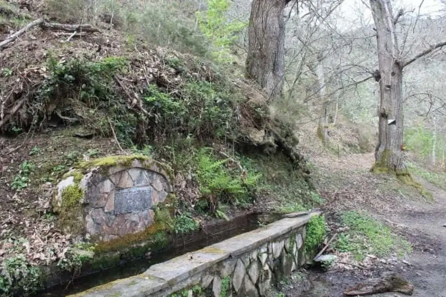 fuente en la ruta al indicación al Columpio de Valdecarrizo