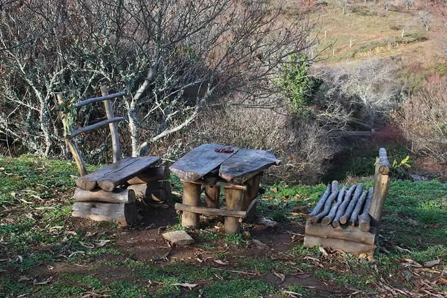 mesa improvisada en el columpio de Corullón