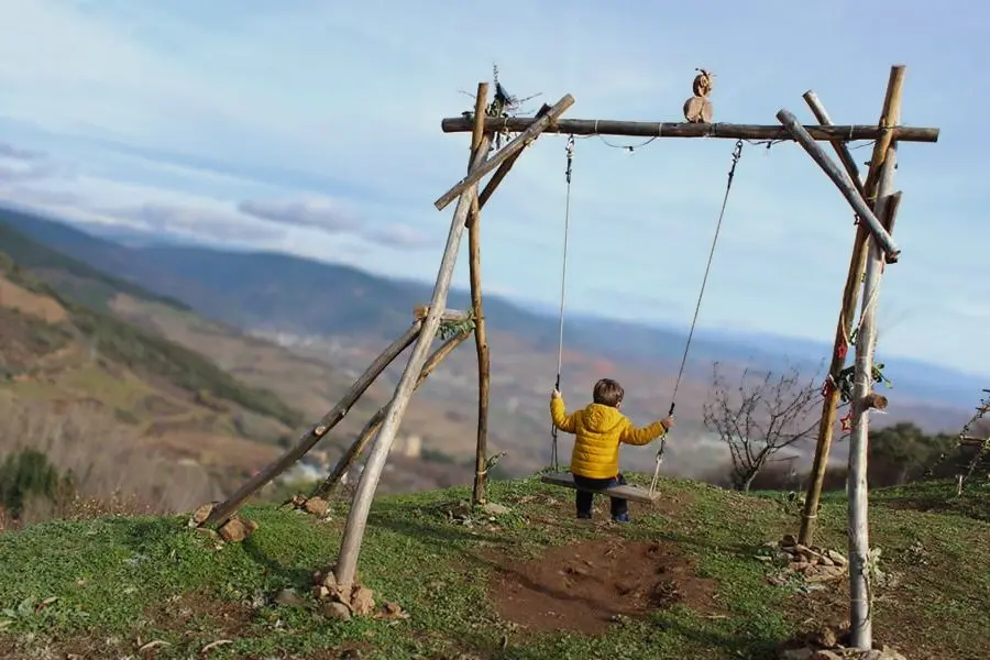 ruta del columpio de Corullón para niños