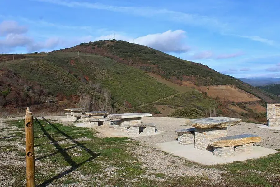 zona recreataiva en la ruta al columpio de Corullón