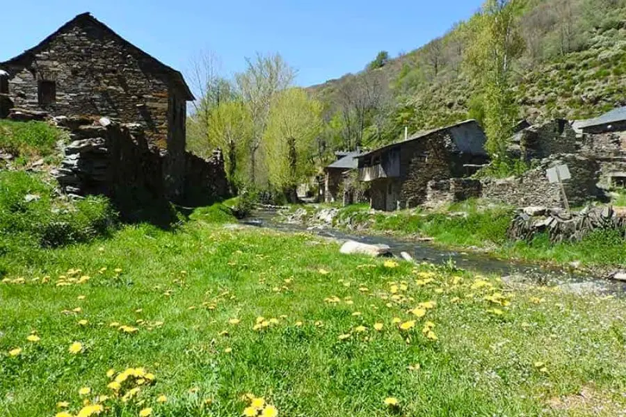 Casas abandonadas en Primout uno de los pueblos deshabitados del Bierzo más bonitos que ver
