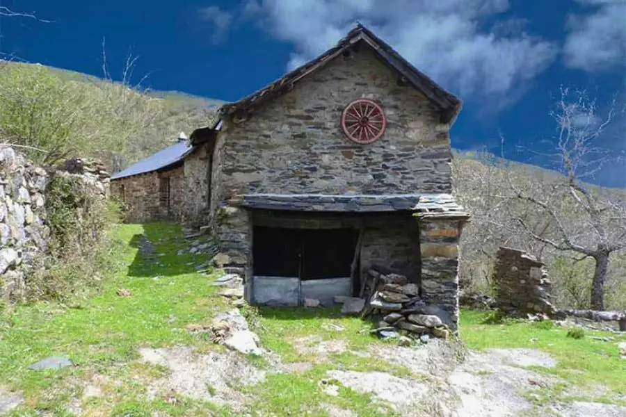 Los montes de la Ermita uno de los pueblos deshabitados más bonitos