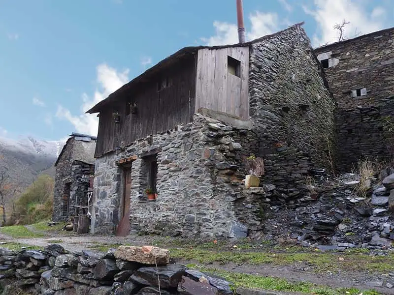Pueblo deshabitado de Urdiales de Colinas