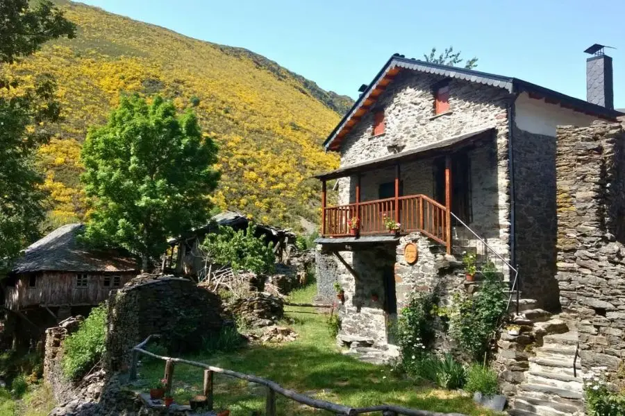 uno de los pueblos deshabitados del Bierzo que tienes que visitar