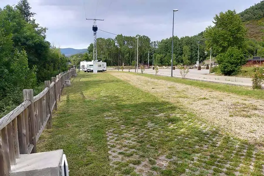 área para furgonetas y caravanas en Pobladura de las Regueras