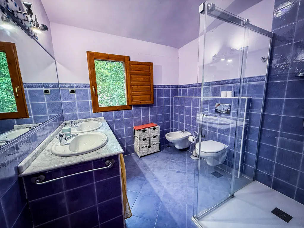 baño completo en la casa rural del Monte en Ocero