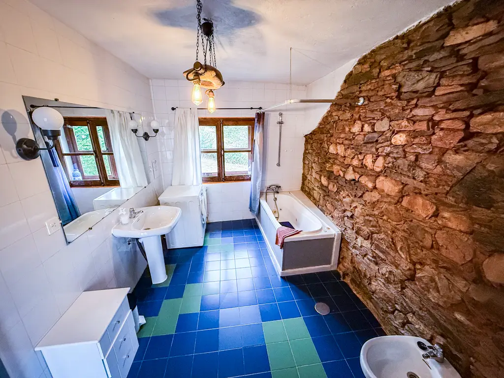 baño con bañera en casa rural del Monte en Ocero