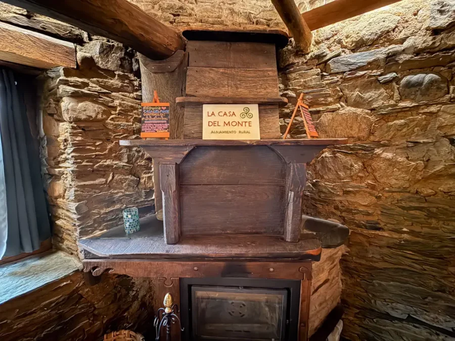 chimenea en la casa del monte