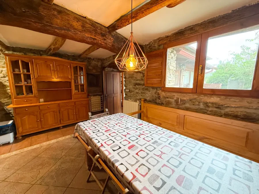cocina con salida al jardín en la casa del Monte en Ocero