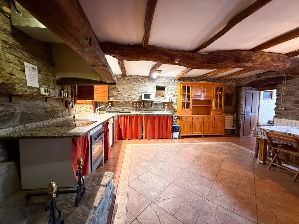 cocina grande casa rural del monte de Ocero