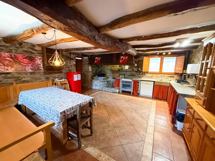 cocina en zona de jardín casa del Monte en Ocero