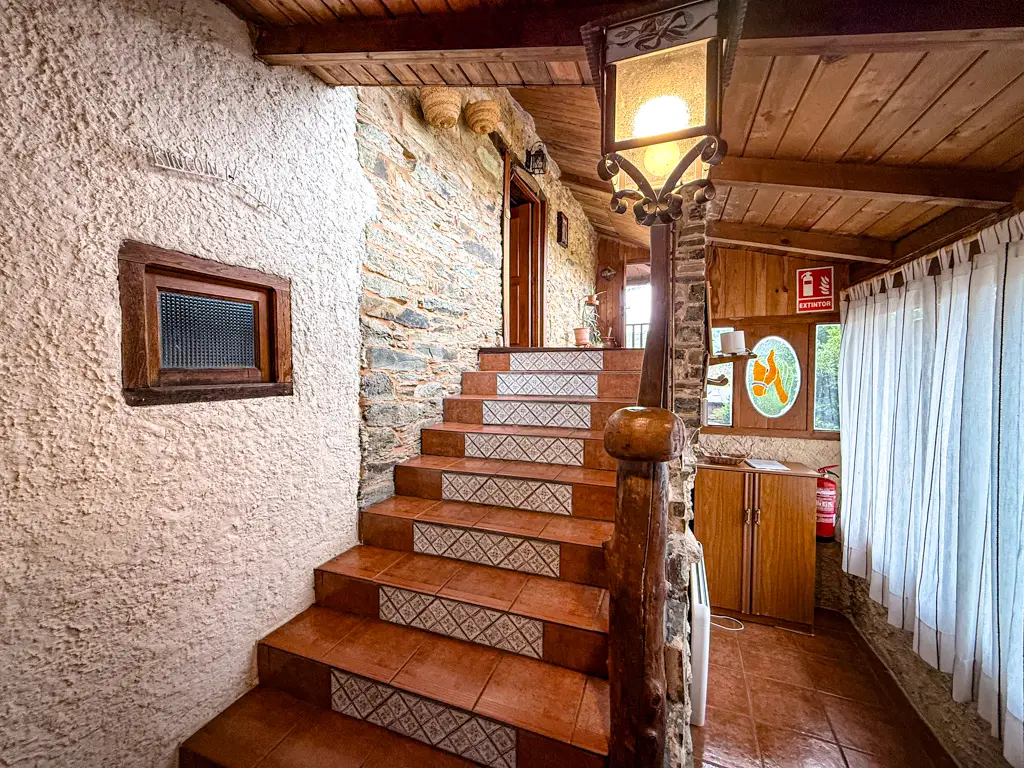 escalera casa rural del Monte en Ocero