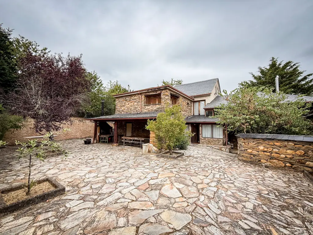 exterior casa rural del monte