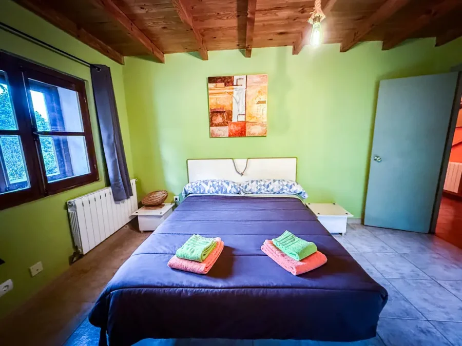 habitación con cama de matrimonio casa del monte de Ocero