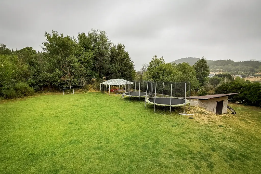 jardin con juegos en la casa rural del monte en Ocero