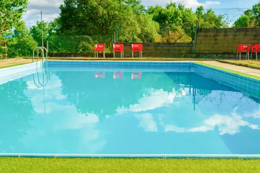piscina de agua templada en casa rural del Bierzo