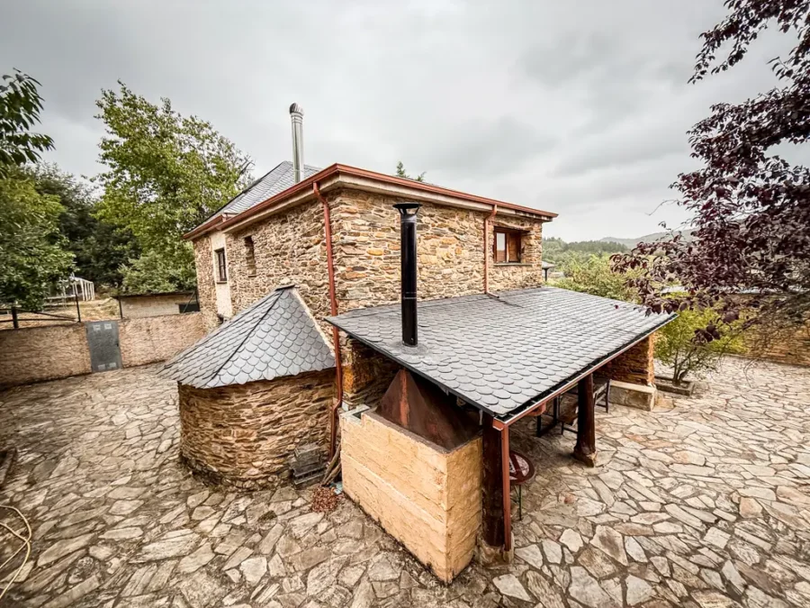 porche cubierto con barbacoa de la Casa rural El Monte