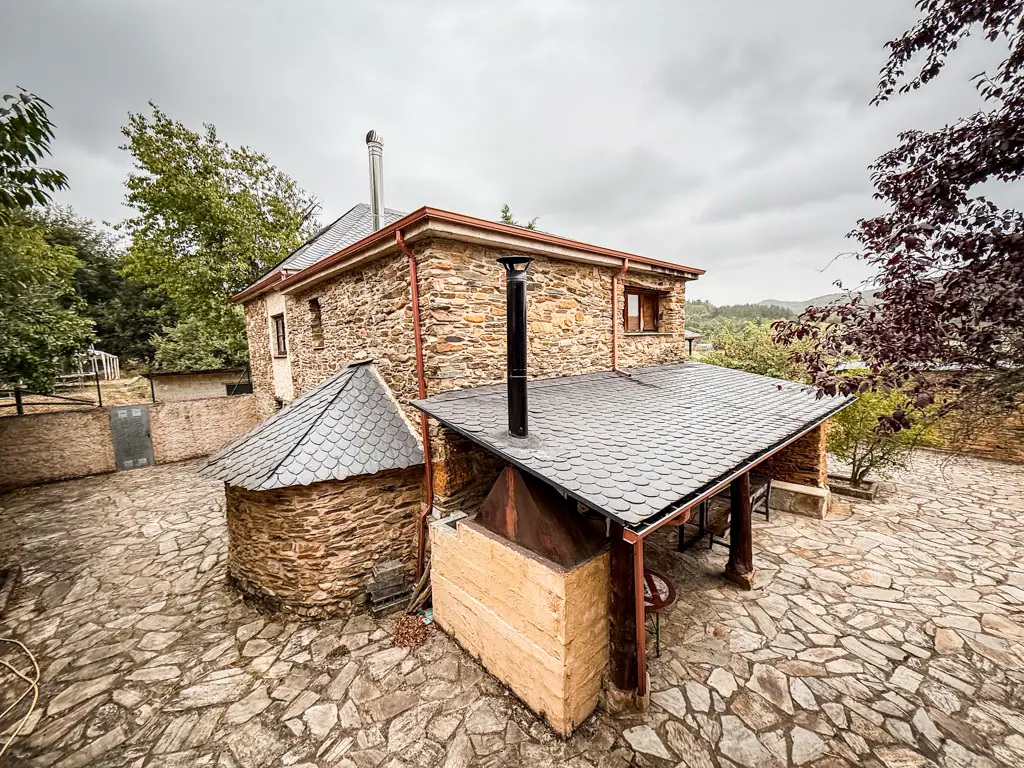 porche cubierto con barbacoa de la Casa rural El Monte