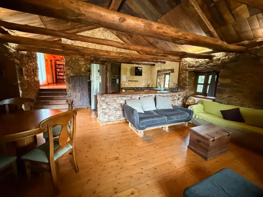salón con cocina integrada en la casa del Monte Ocero