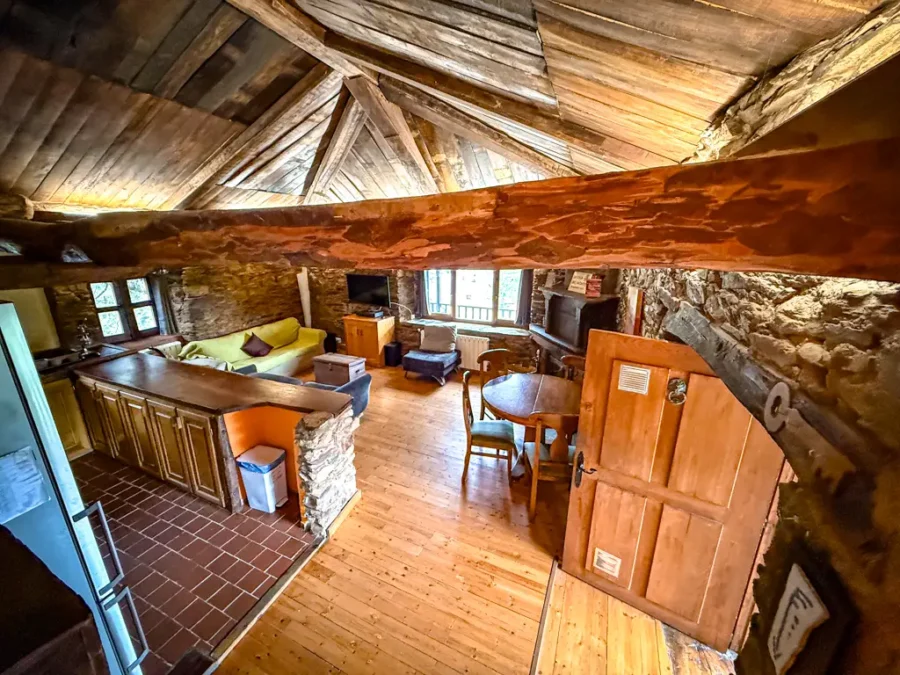 vista del salón cocina en la casa del Monte en Ocero