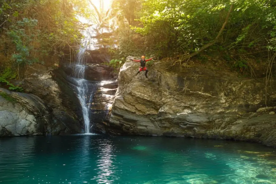 persona realizando una actividad de aventura en un barranco natural