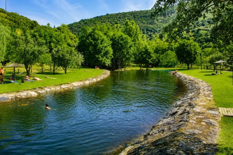 Playa fluvial en El Bierzo rodeada de naturaleza
